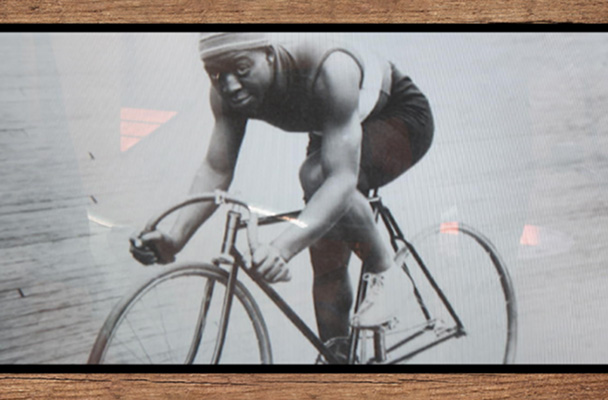 1900; Crn, brz i bogat!